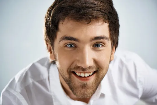 用户使用手机查看赛事信息的场景